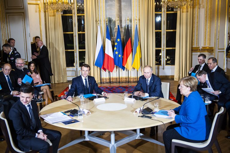 Putin ja Zelenskõi istusid Élysée palees neljapoolsel kohtumisel laua äärde koos Prantsuse presidendi Emmanuel Macroni ja Saksa liidukantsleri Angela Merkeliga. 