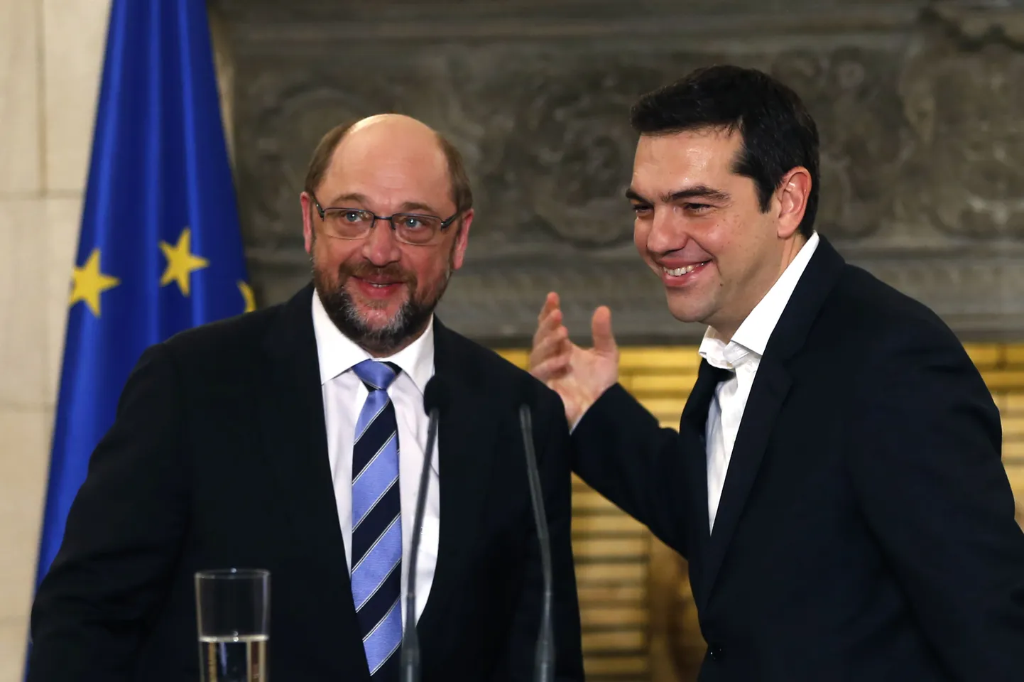 Kreeka peaminister Alexis Tsipras (paremal) ja Euroopa Parlamendi president Martin Schulz üleeile Ateenas.