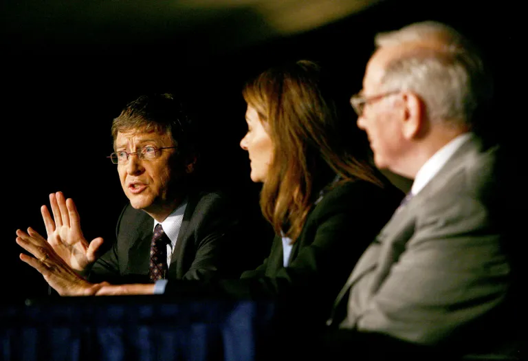 Bill Gates, Melinda Gates ja Warren Buffett 2006. aasta juunis pressikonverentsil, kus Buffett teatas, et annetab iga aasta osa talle kuuluvatest Berkshire Hathaway aktsiatest Bill ja Melinda Gatesi fondile.