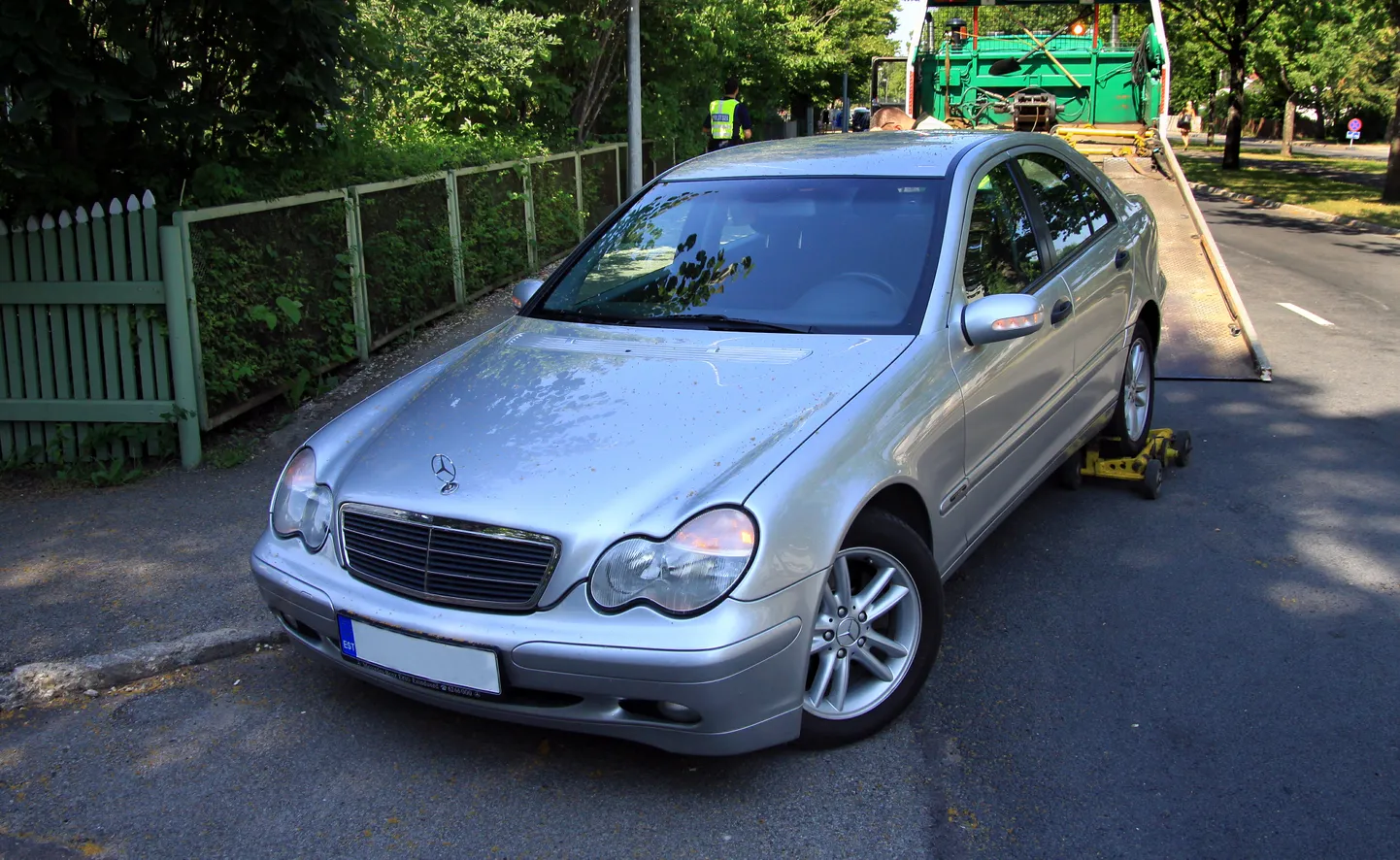 Valesti pargitud auto teisaldamine. Pilt on illustratiivne