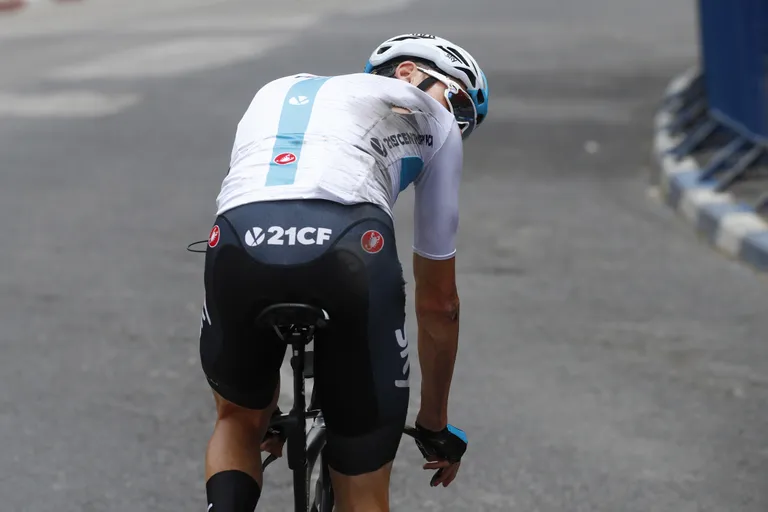 Chris Froome kukkus Giro avaetapi rajaga tutvudes ja sai paremale küljele tugevaid marrastusi-muljumisi.