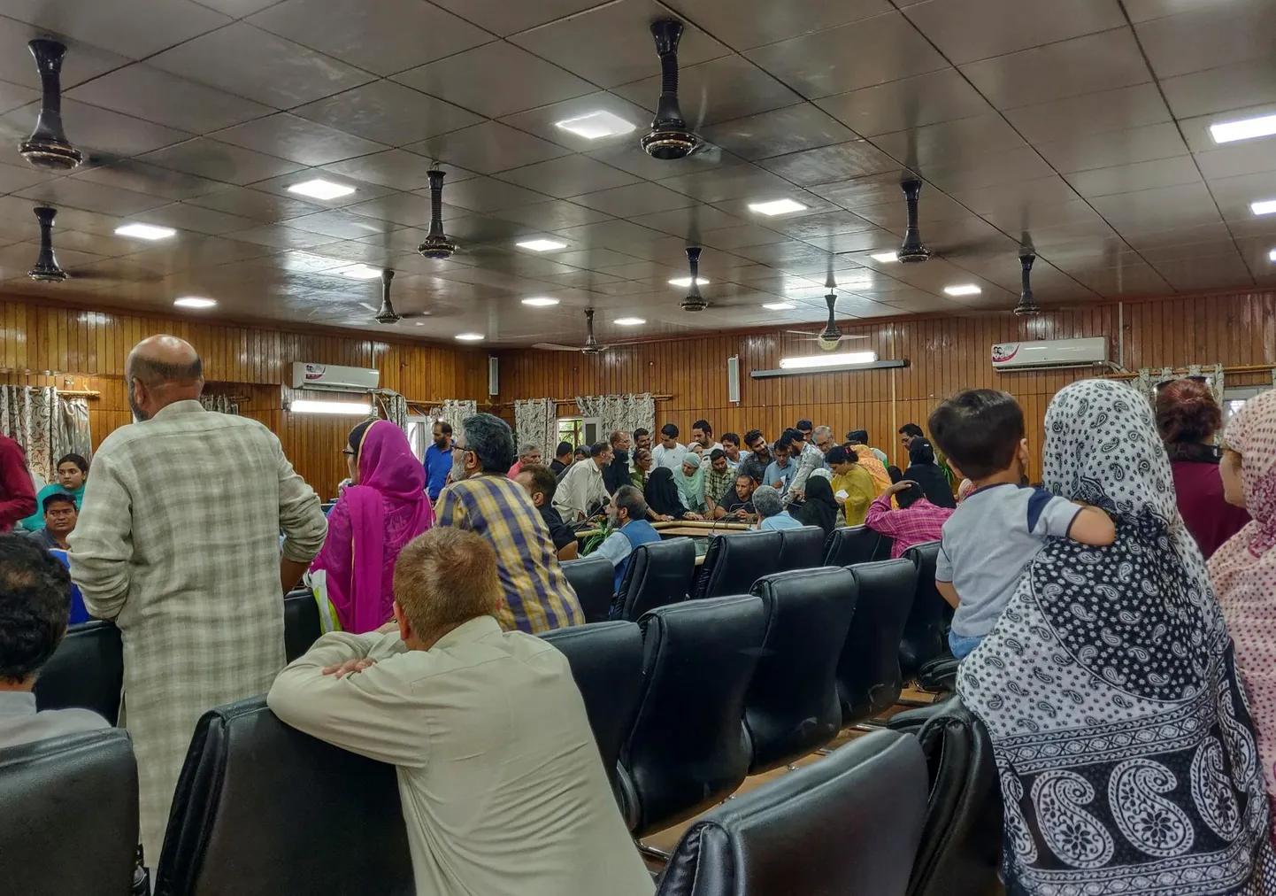 Kashmiri elanikud ootamas võimalust pidada maha kahe minuti pikkune telefonikõne oma lähedastega.