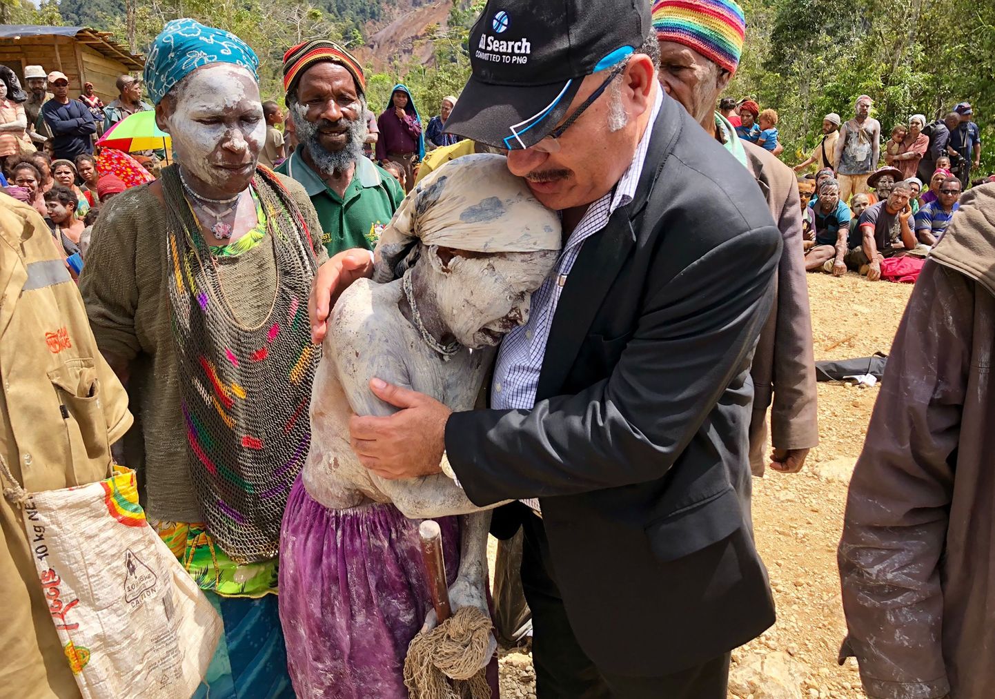 Paapua Uus-Guinea peaminister Peter O'Neill maavärina järel lohutamas üht külaelanikku.
