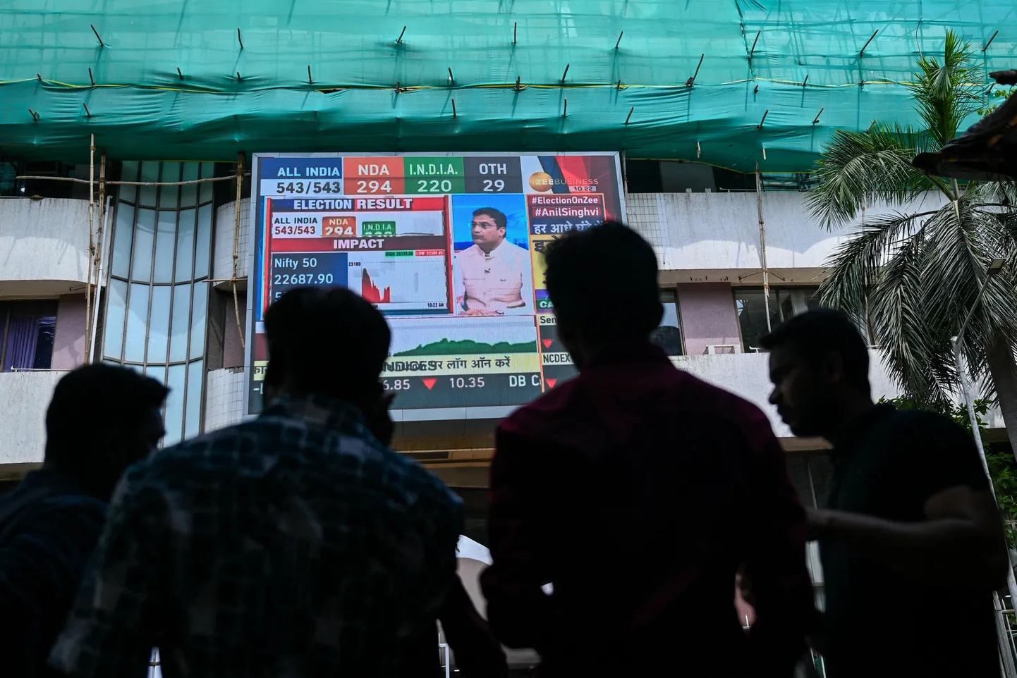 inimesed vaatavad Indias valimisennustusi ja odavnevaid aktsiaid