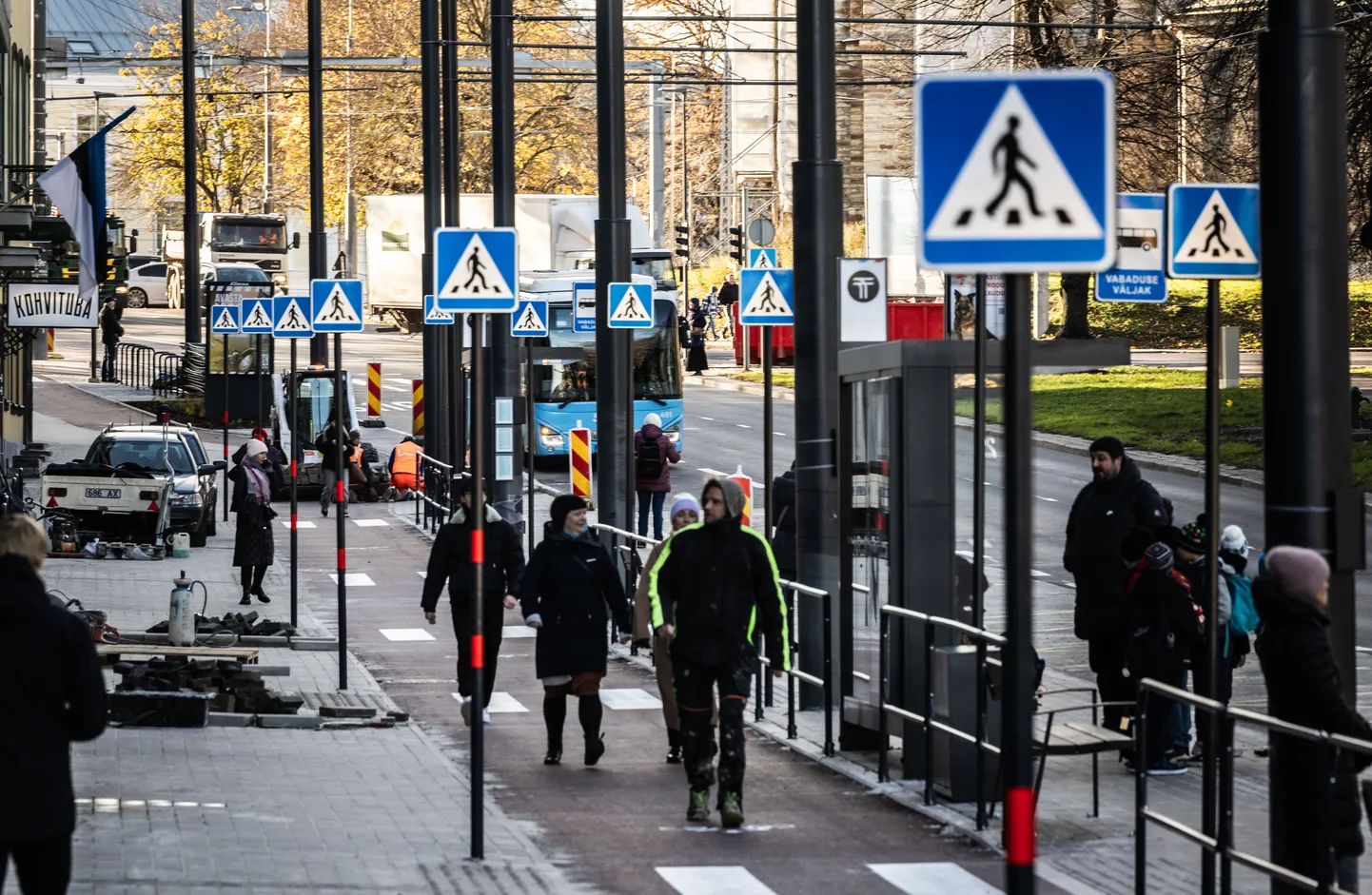 Kaarli puiestee äärne kõnnitee oli pärast rekonstrueerimist täitunud ülekäiguraja märkidega.