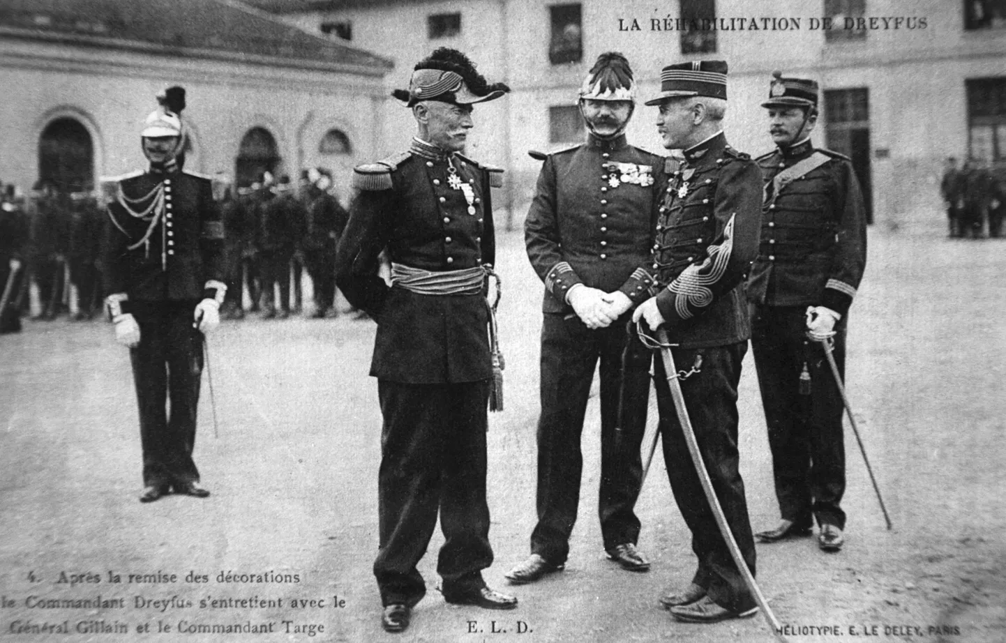 Sel 1906. aasta 21. juulil Pariisi sõjakoolis tehtud fotol vestleb kapten Alfred Dreyfus (paremalt teine) kindral Gillainiga, kui too andis Dreyfusile Auleegioni ordeni tseremoonial, millega tähistati juudi soost sõjaväelase rehabiliteerimist.