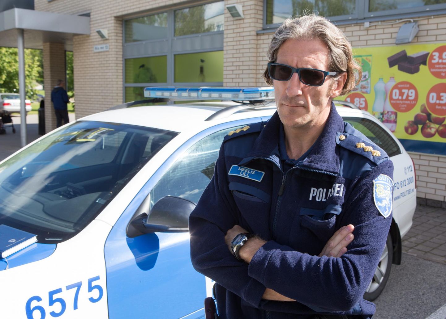 Viljandi politseijaoskonna piirkonnavanem Meelis Lill sai väga hea töö eest Lõuna prefektuuri teenetemärgi.