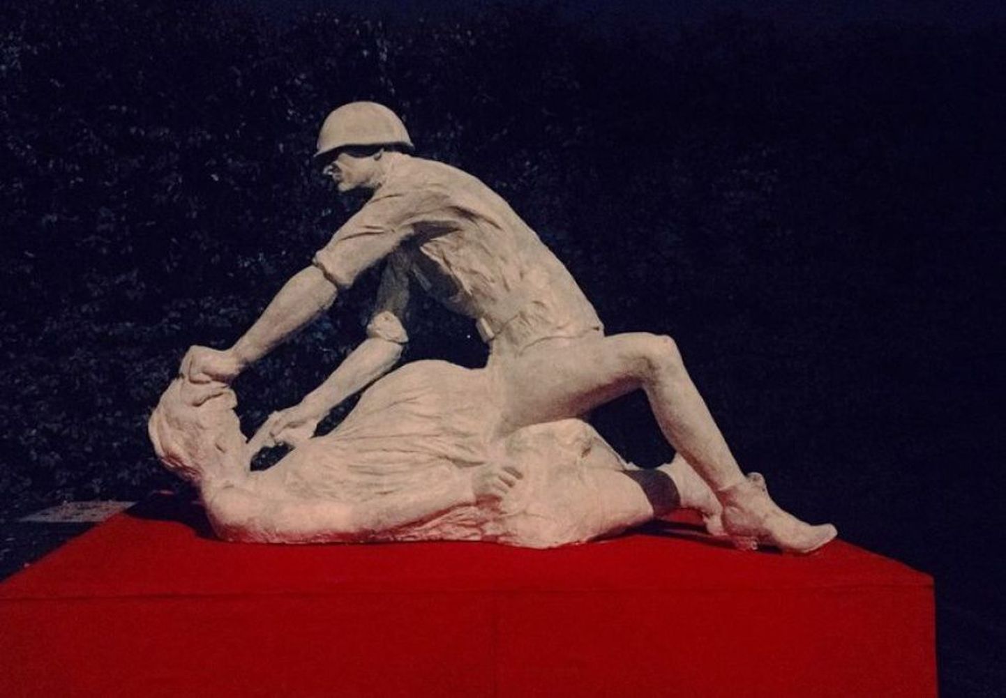 Poola skulptori Jerzy Bohdan Szumczyki teos rasedat naist vägistavast Nõukogude sõdurist.