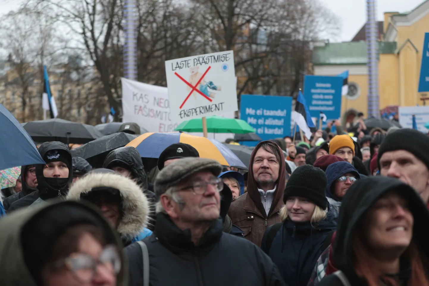 Vaktsiiniskeptikute meeleavaldus Tallinnas Vabaduse väljakul.
