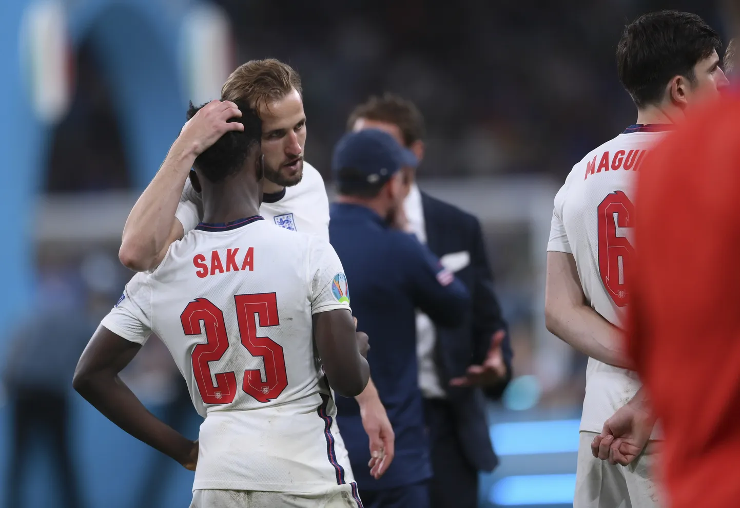 Kapten Harry Kane lohutamas Bukayo Sakat.