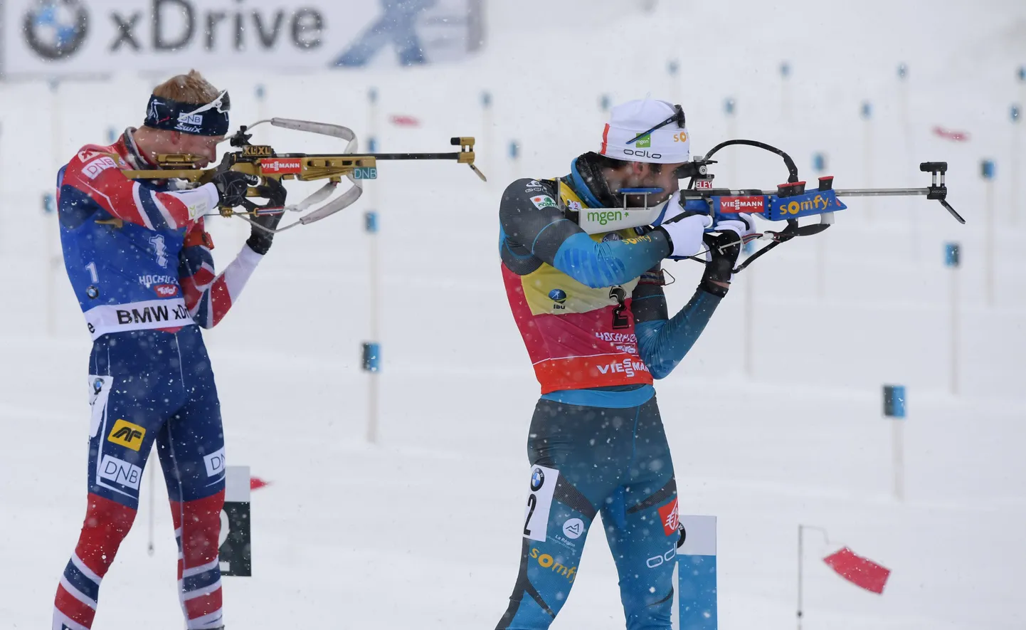 Vähemalt hetkeseisuga on Martin Fourcade (paremal) suutnud Johannes Thingnes Bø raevuka rünnaku edukalt tõrjuda.