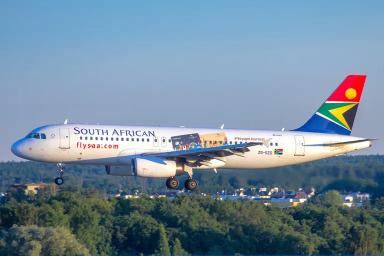 South African Airwaysi lennuk Airbus A320 Tallinna kohal.