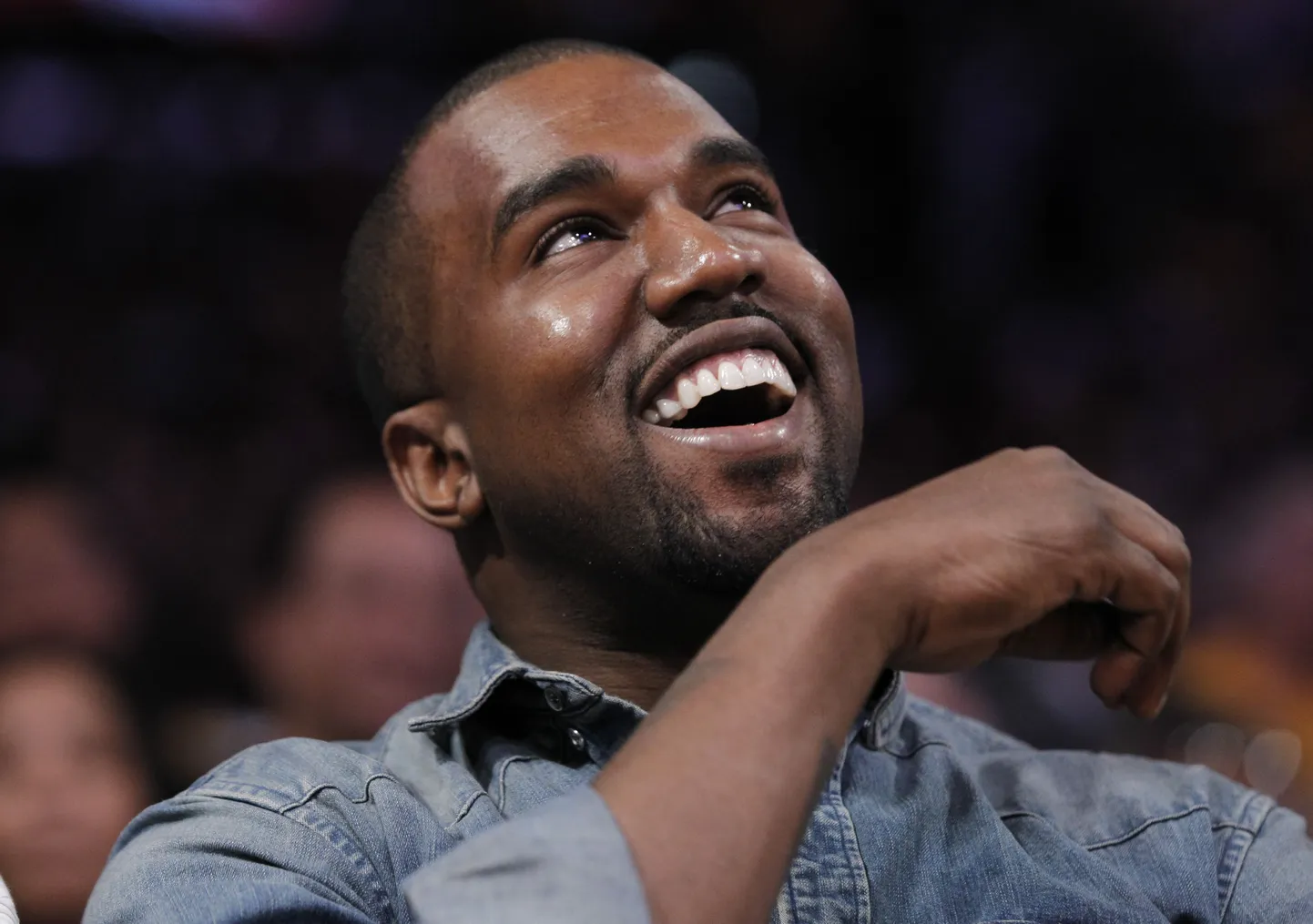Kanye West korvpallimängul.