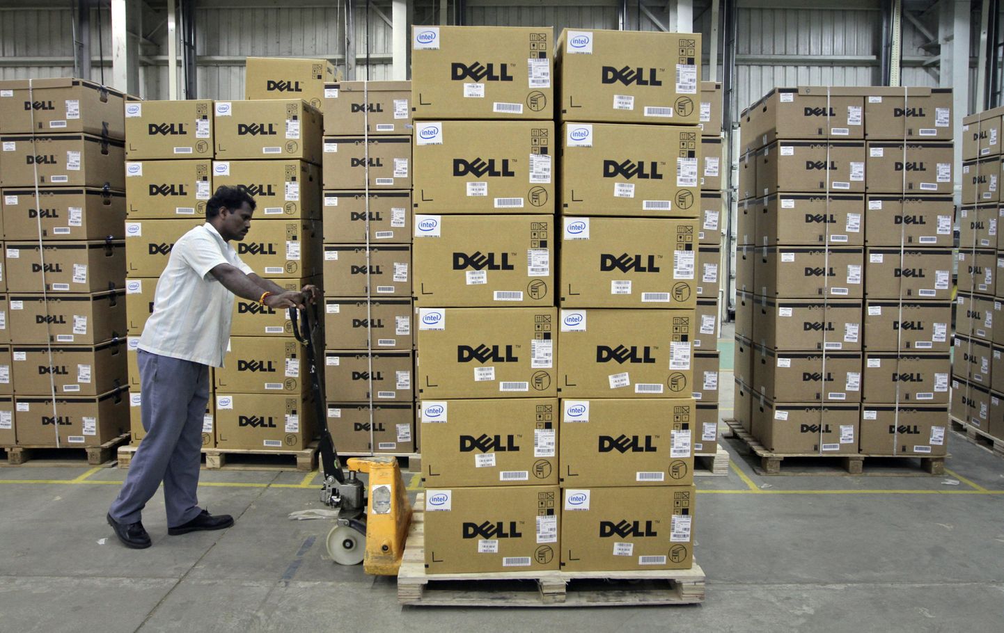 Laotööline Delli arvuteid transportimas.