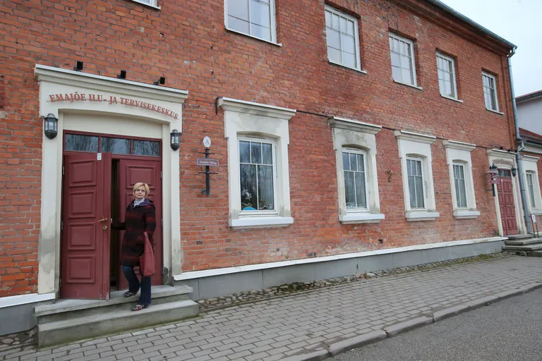 Emajõe 1 hoone ongi ehitatud saunaks, arhiividokumentides on seda sauna märgitud juba 18. sajandi teisel poolel. Aja jooksul on hoonele tehtud juurde- ja pealeehitisi. 1998. aastast peab ettevõtja Kadri Kullman seal büroohotelli ehk rendib ruume mitmesugustele firmadele.