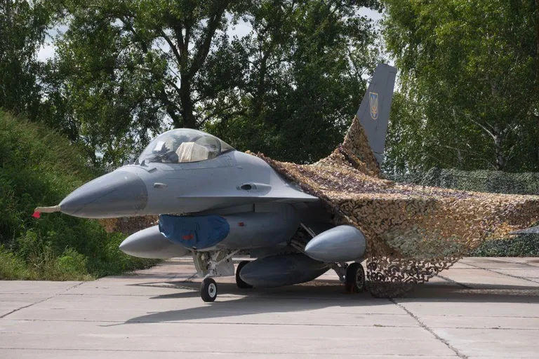 Истребители F-16 ВСУ используют для перехвата воздушных целей, и для них тоже нужны американские ракеты