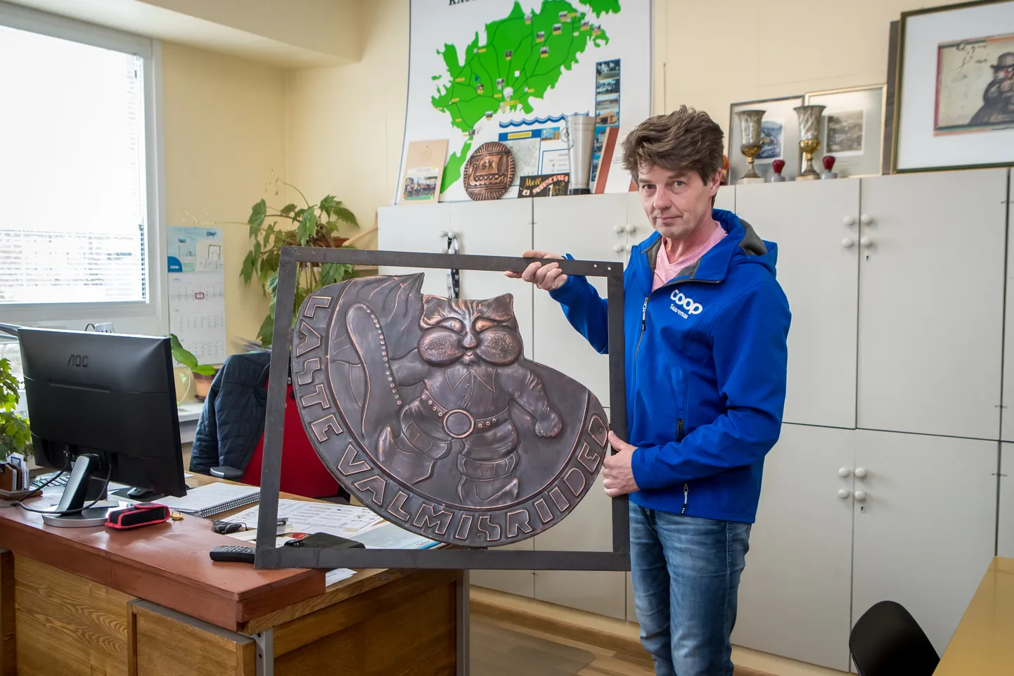 Plekist tehtud saabastega kass on säilinud Saaremaa tarbijate ühistu kontoris, kus majandusjuht Urmas Raik seda ka näitas.