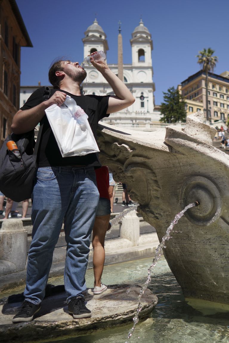 Turist joomas Itaalias Roomas Barcaccia purskkaevu vett