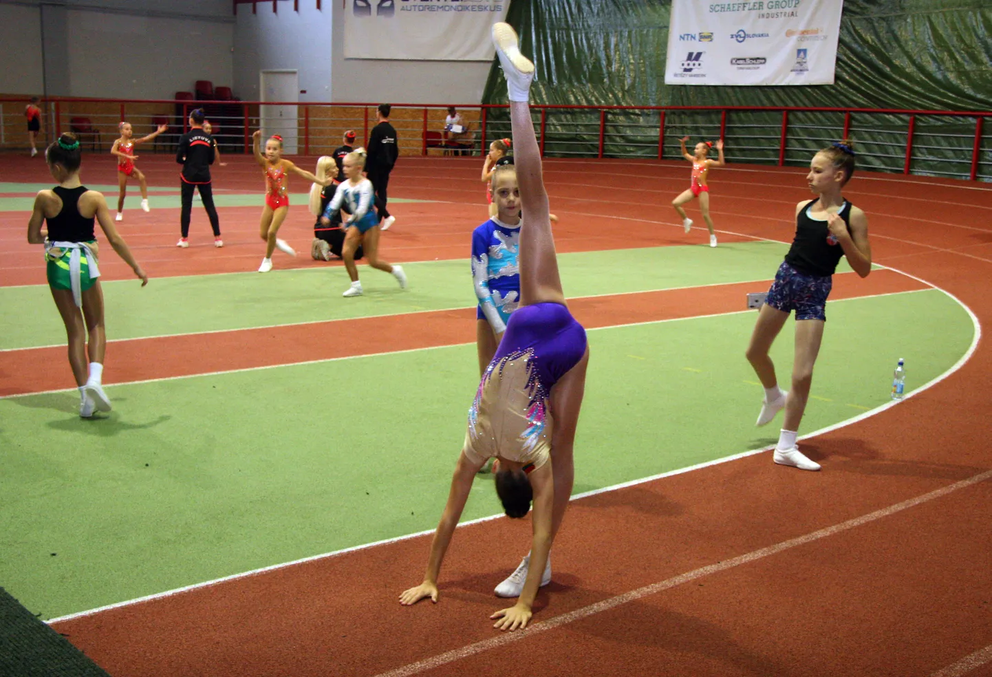 Möödunud nädalavahetusel tõi üle 400 sportlase Kohtla-Järvele kokku "Kohtla-Järve Open Cup" sportaeroobikas. Eeloleval nädalavahetusel oodatakse neid Sillamäel toimuvale harrastusvõimlemise festivalile.