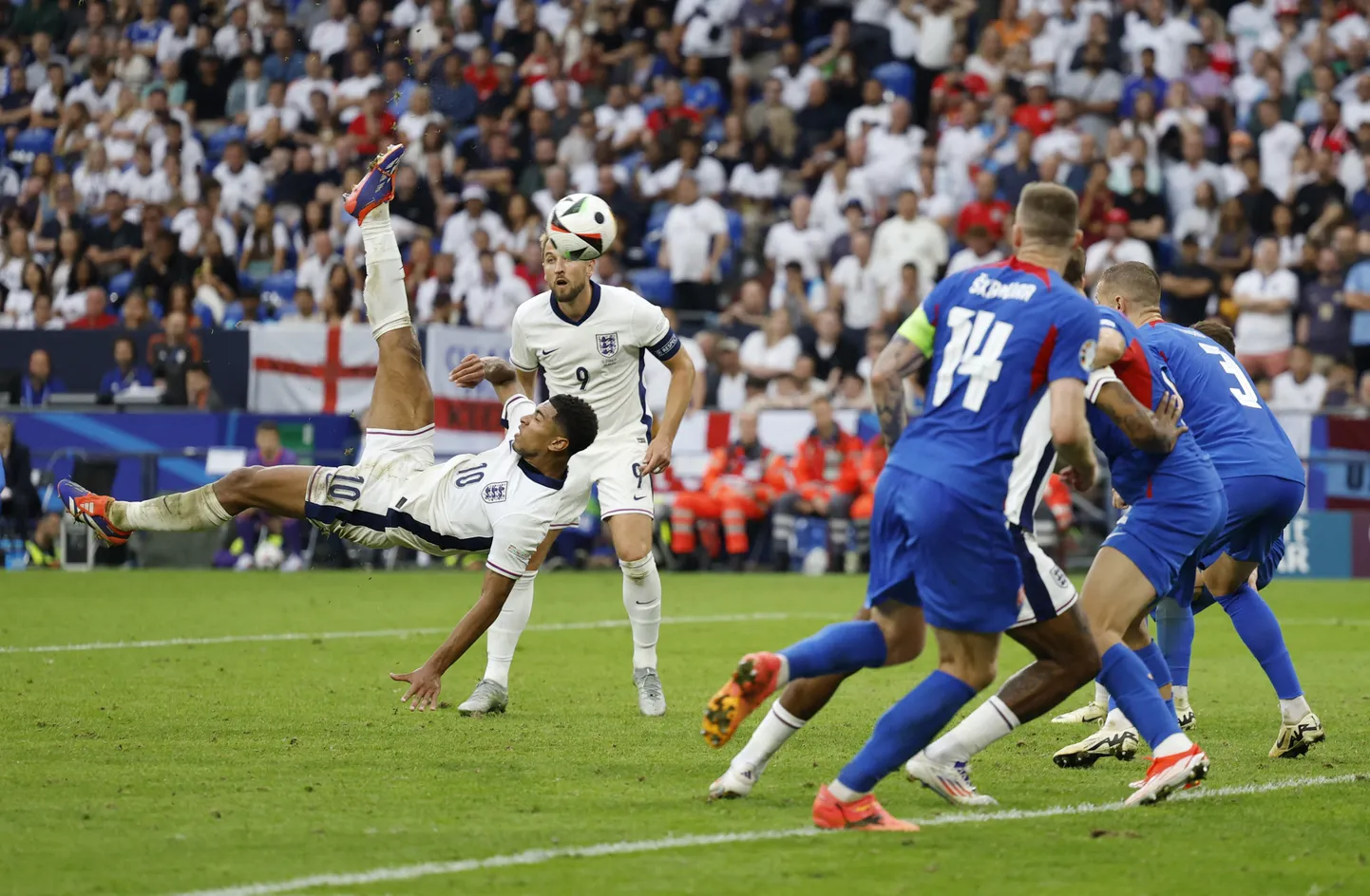 Джуд Беллингем забивает гол в ворота сборной Словакии