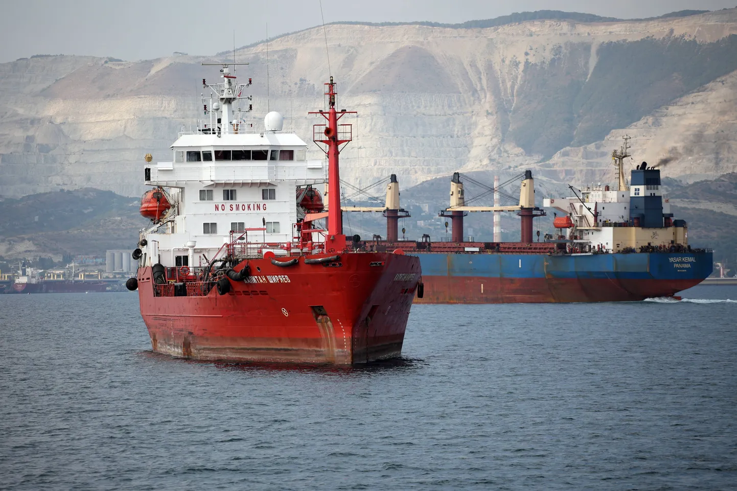 Laevad Novorossiiski sadama lähistel Mustal merel. Taamal naftatanker Kapitan Shirjaev