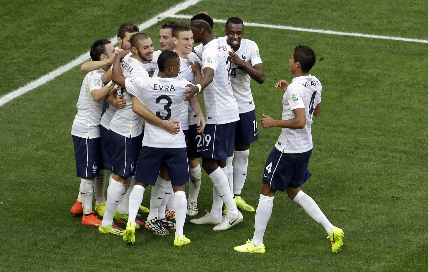 Prantsusmaa meeskond väravat tähistamas.