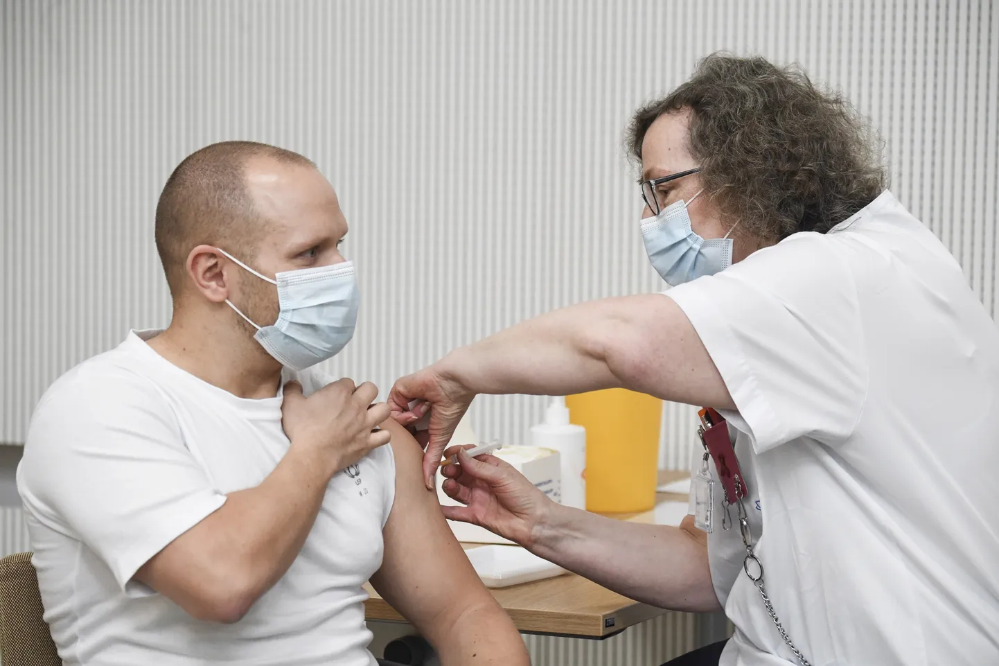 Финскому врачу делают прививку от коронавируса.