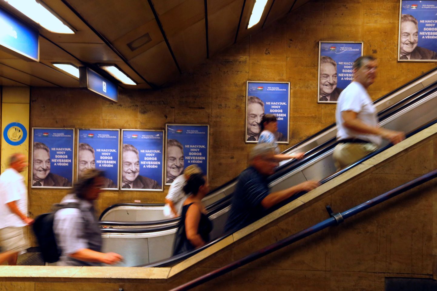 Sorost mõnitavaid plakateid on täis kleebitud ka Budapesti metroopeatused. Ungari valitsuse infokeskus teatas kolmapäeval, et lõpetab kampaania laupäeval.