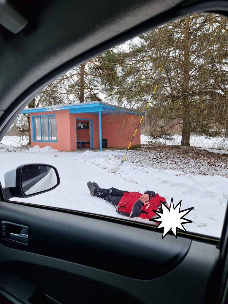 Мужчина лежал на земле на автобусной остановке.