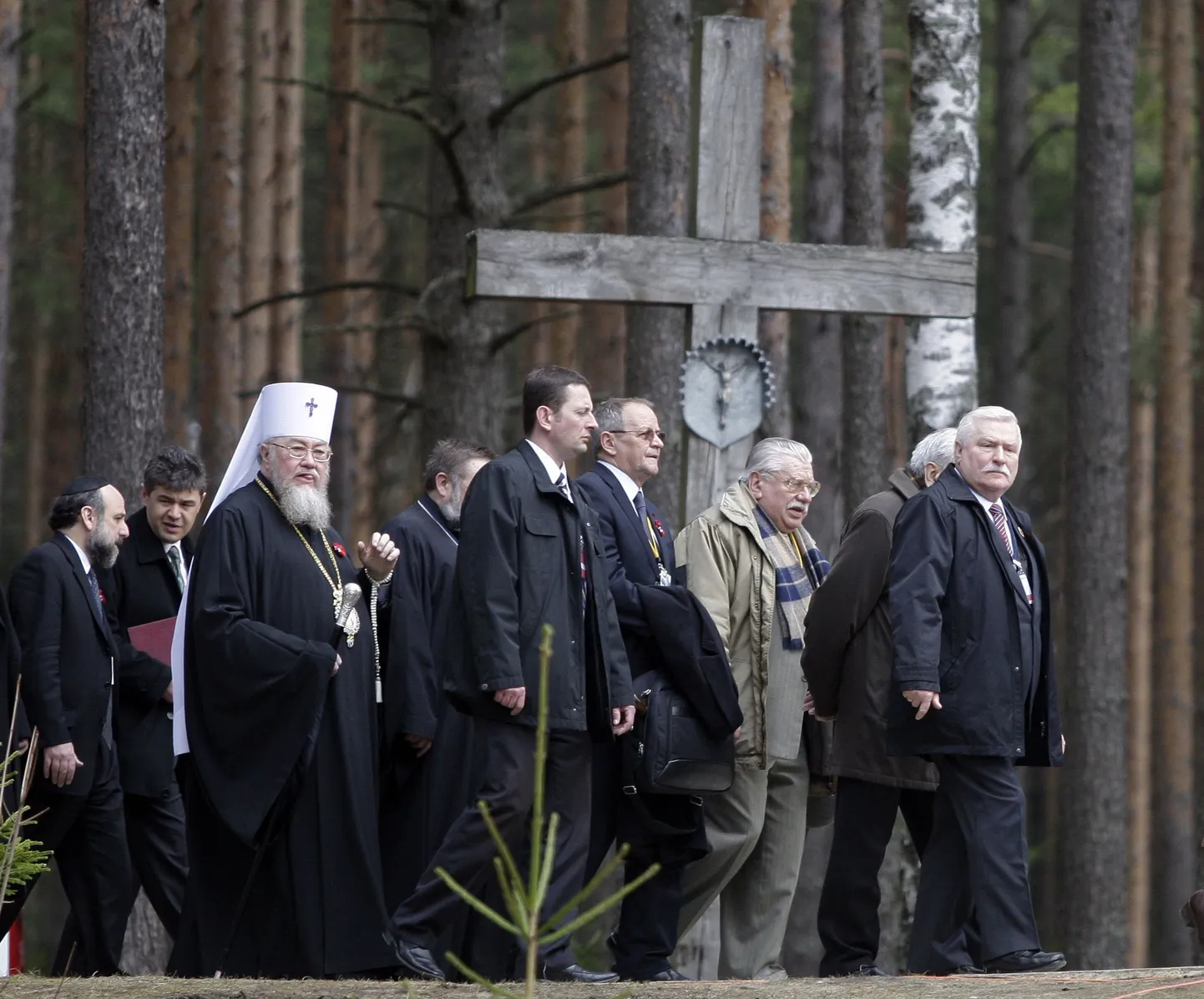 Poola endine president Lech Wałęsa (rühma ees) käis Smolenski lähedal Katõni massimõrva ohvreid mälestamas vaid mõned päevad varem.