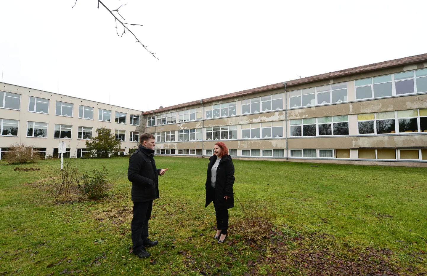 Tartu abivallavanemast Tarmo Raudsepast ja Tabivere põhikooli direktorist Piret Siiveltist paremale jääva majatiiva asemel ilutseb kahe aasta pärast uus hoone. Vasakpoolne osa jääb alles ning võimalik, et sinna kolitakse lasteaed.