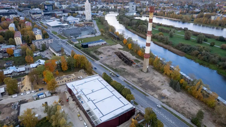 Lammutatud keskkatlamaja platsil meenutab aastail 1967–2014 tartlastele sooja saatnud asutust 90-meetrine korsten.