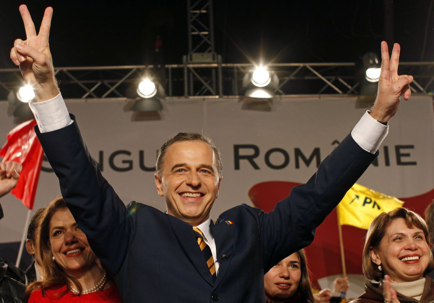 Mircea Geoană kandideeris 2009. aastal Rumeenia presidendiks, aga kaotas siis teises ringis Traian Basescule.