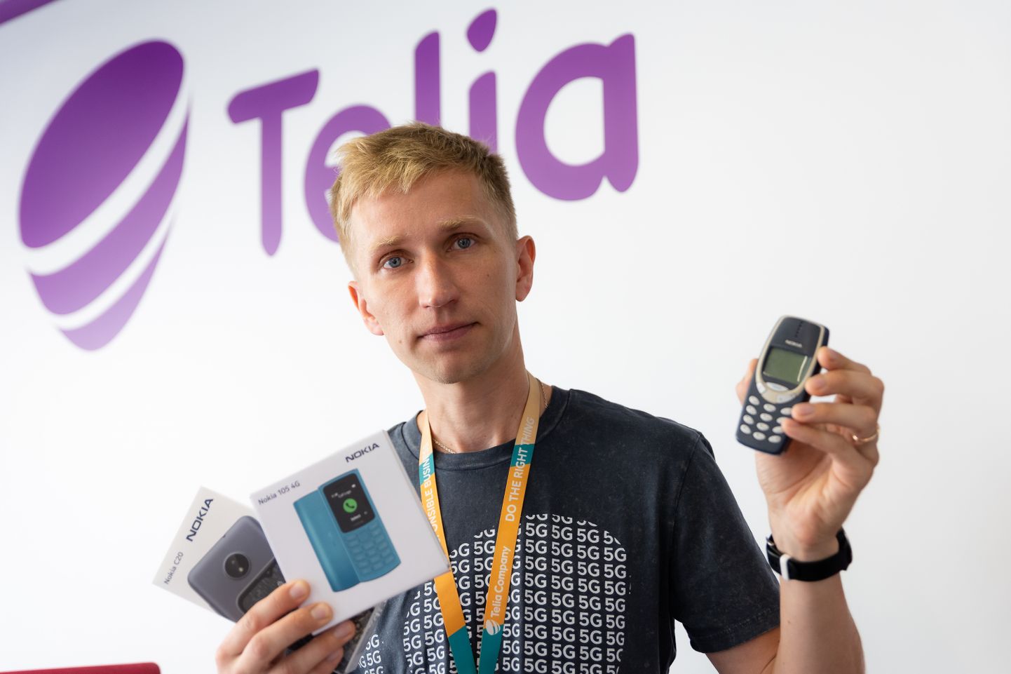 SAAB KA NUPPUDEGA: Kuressaare Telia esinduse töötaja Marko Palm asendustelefonidega.