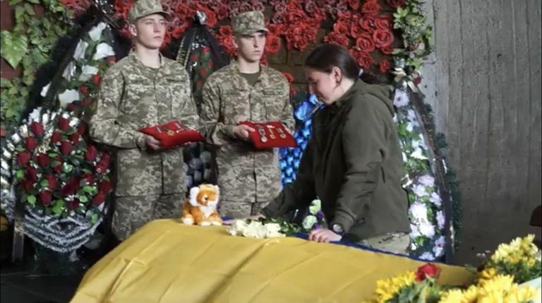 Olga matused Kõivis. Kirstul on Simba. 