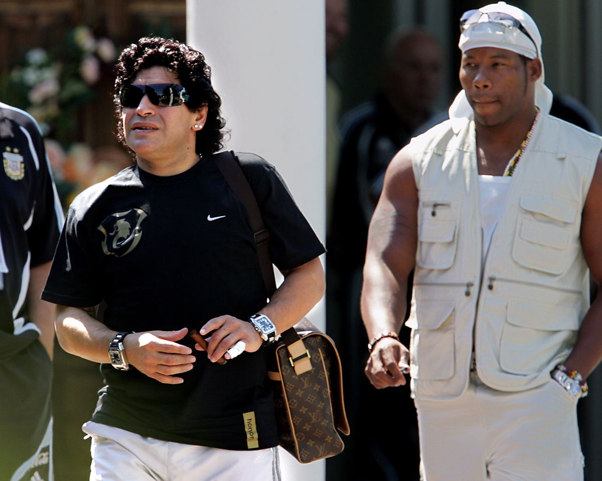 Диего Марадона и его телохранитель (2006 год)
