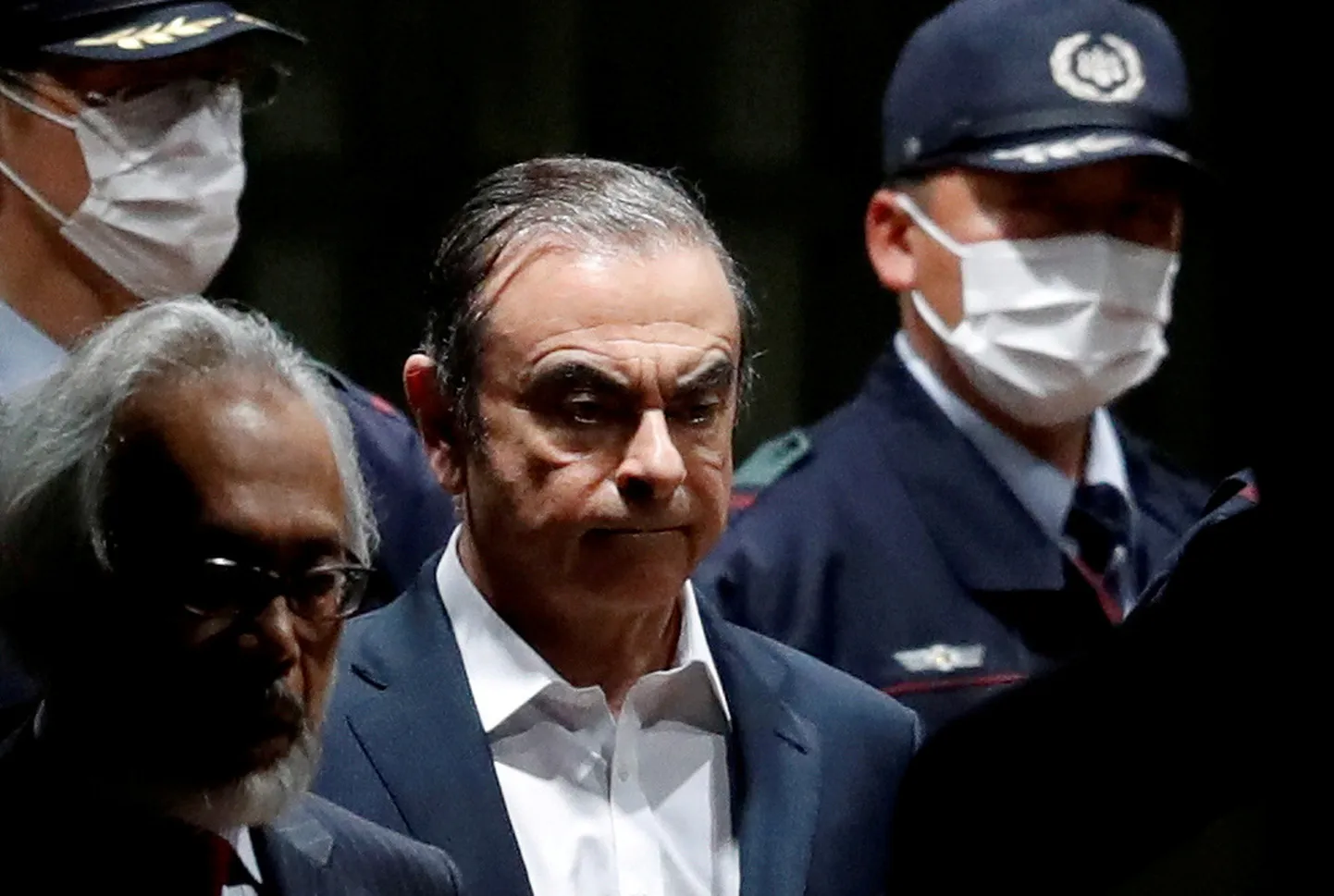 Autofirma Nissan endine juht Carlos Ghosn (keskel) eelmise aasta aprillis Jaapani pealinnas Tokyos.