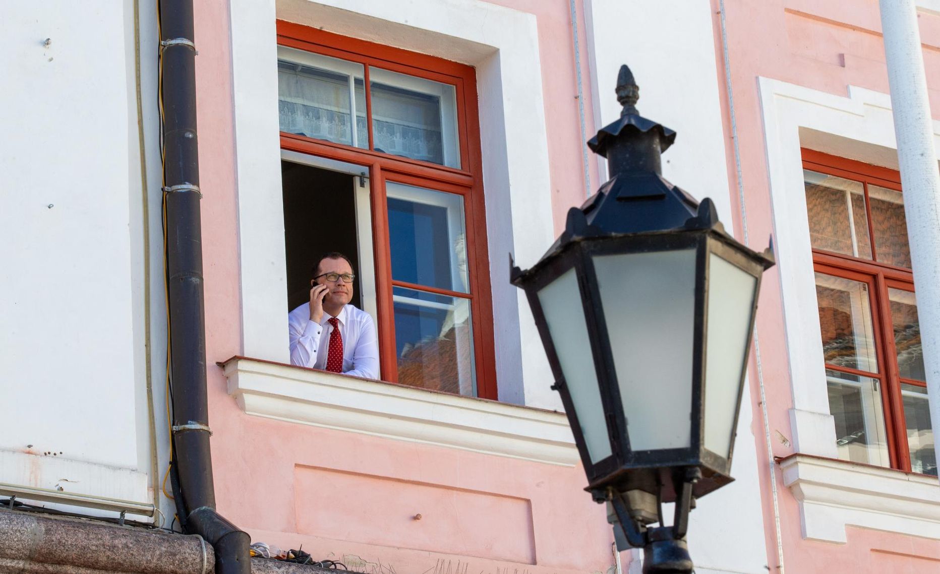 Tartu linnapea Urmas Klaas oma kabineti akna peal. Linnpea käis raekojas tööl kogu eriolukorra aja, valdav osa linnavalitusest oli viimastel kuudel tööl kodukontrorites.