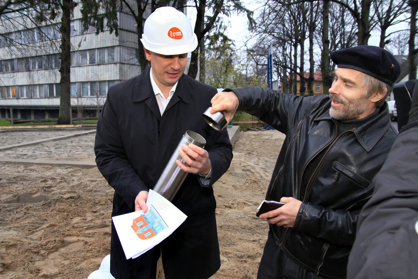 Villa Sofia arhitekt Priit Matsi (paremal) ja LVM Kinnisvara juhatuse liige Ingmar Saksing panid nurgakivisse asetatavasse kapslisse peatselt valmima villa joonised.