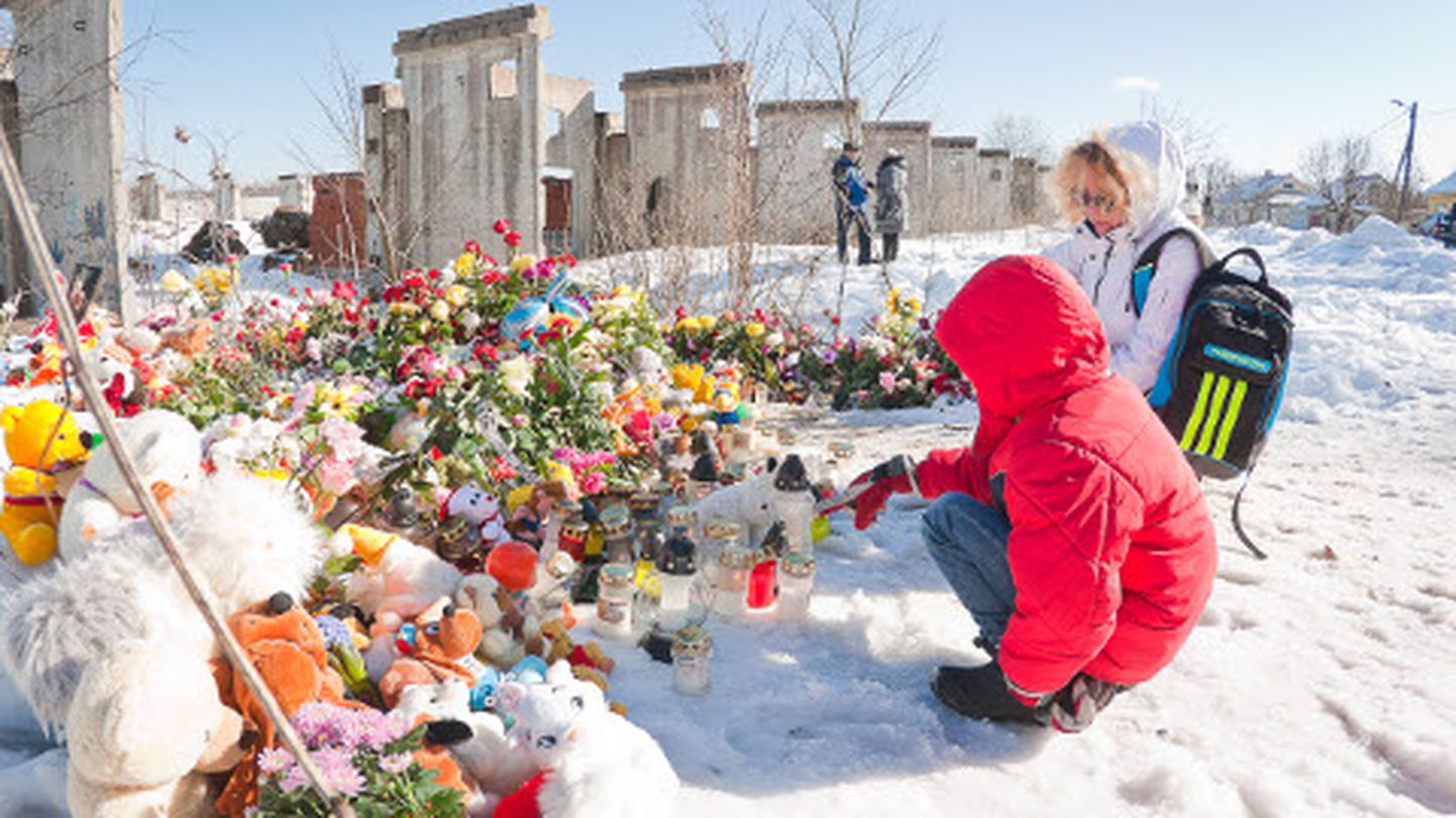 Tapetud Varvara leidis juhuslik mööduja sellelt tühermaalt, kuhu inimesed pärast tragöödiast teadasaamist tõid lilli ja mänguasju.