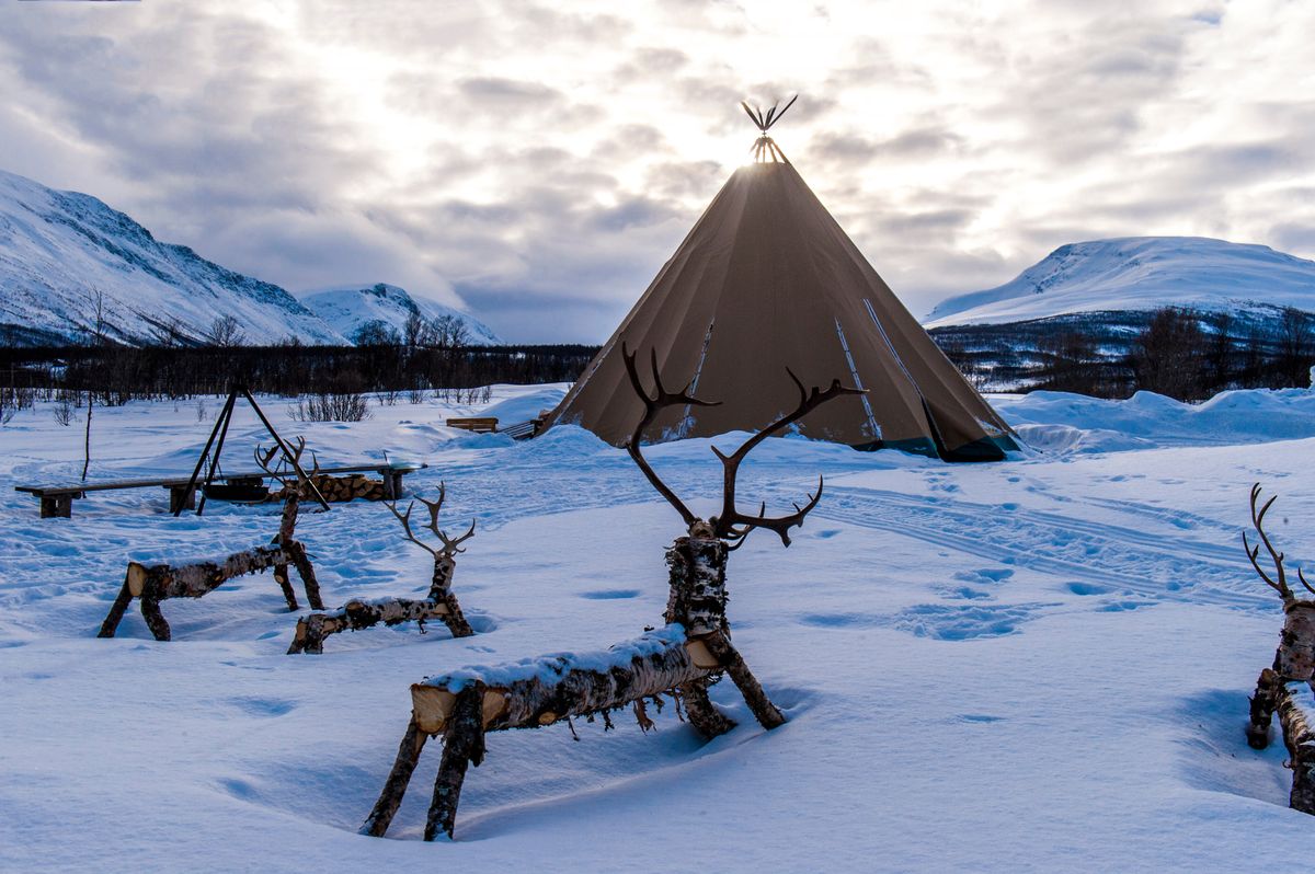 Tradicionāla sāmu apmetne Trumses reģionā Norvēģijas ziemeļos.