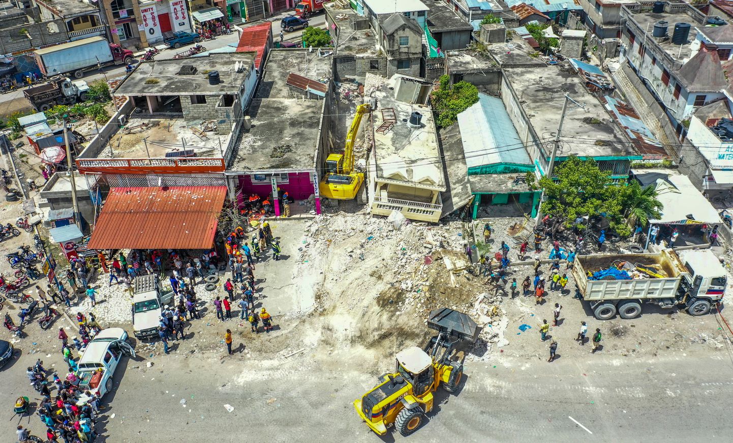 Maavärina järgsed vaated Les Cayesis.