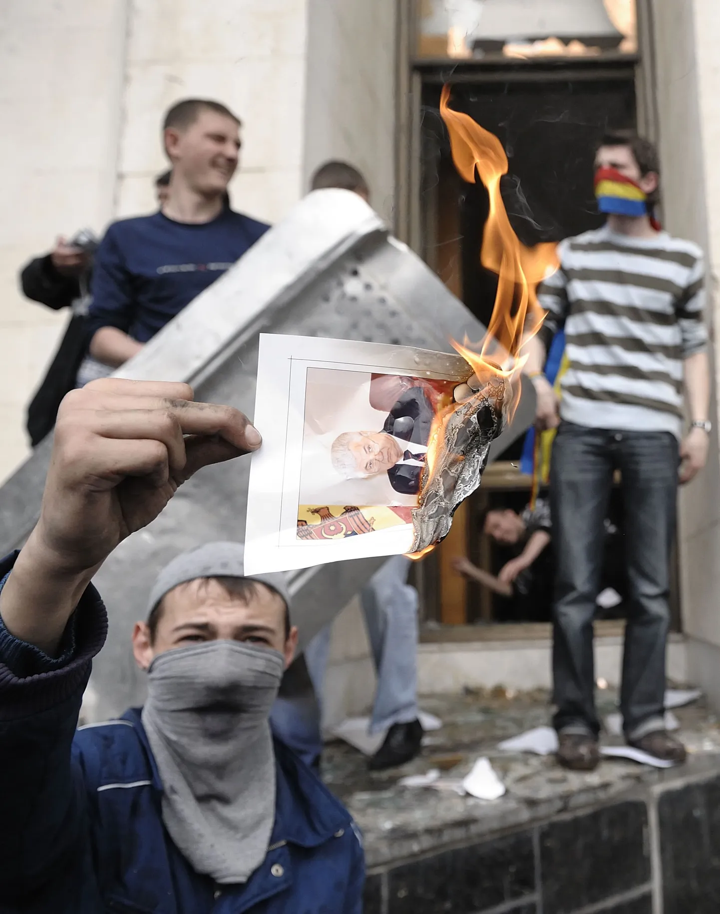 Moldova protestijad põletamas kommunistist presidendi Vladimir Voronini pilti.