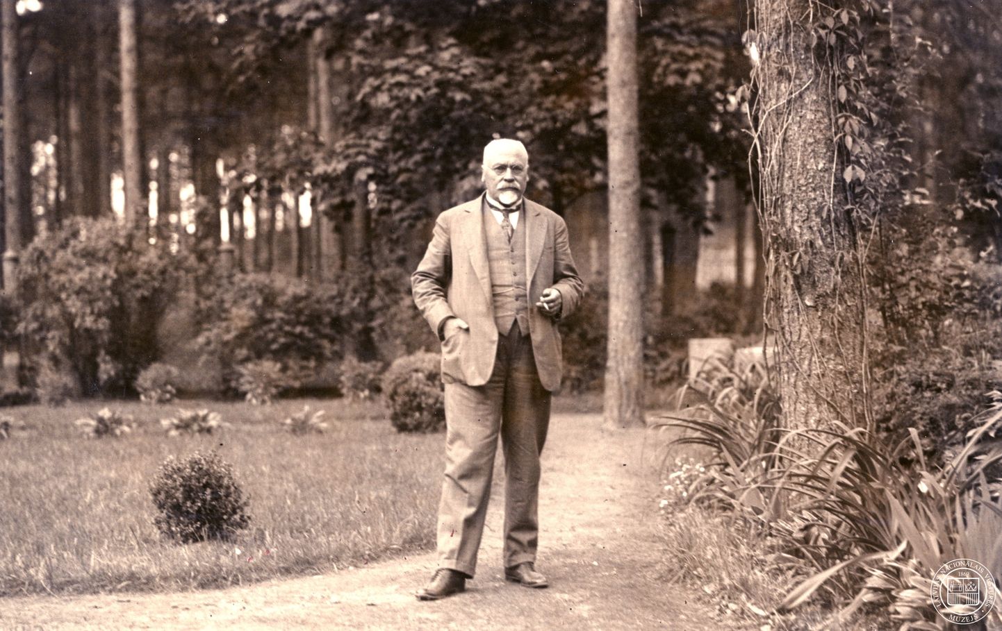 Valsts prezidents Gustavs Zemgals Mežaparka vasarnīcas dārzā. 1930. gads.