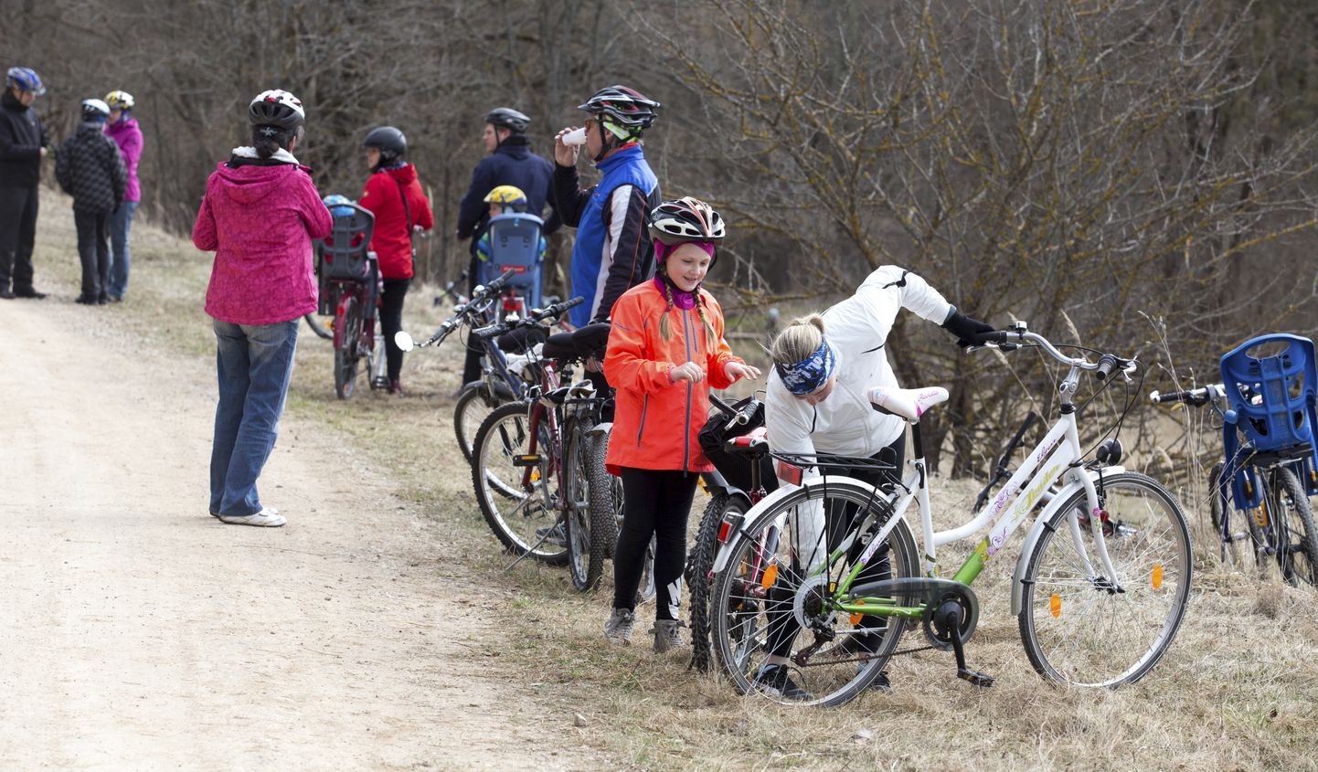 Pühapäeva ennelõunal oli Varesemägedesse viiv tee jalgrattureid täis, sest sinna läks aasta esimene rattamatk.