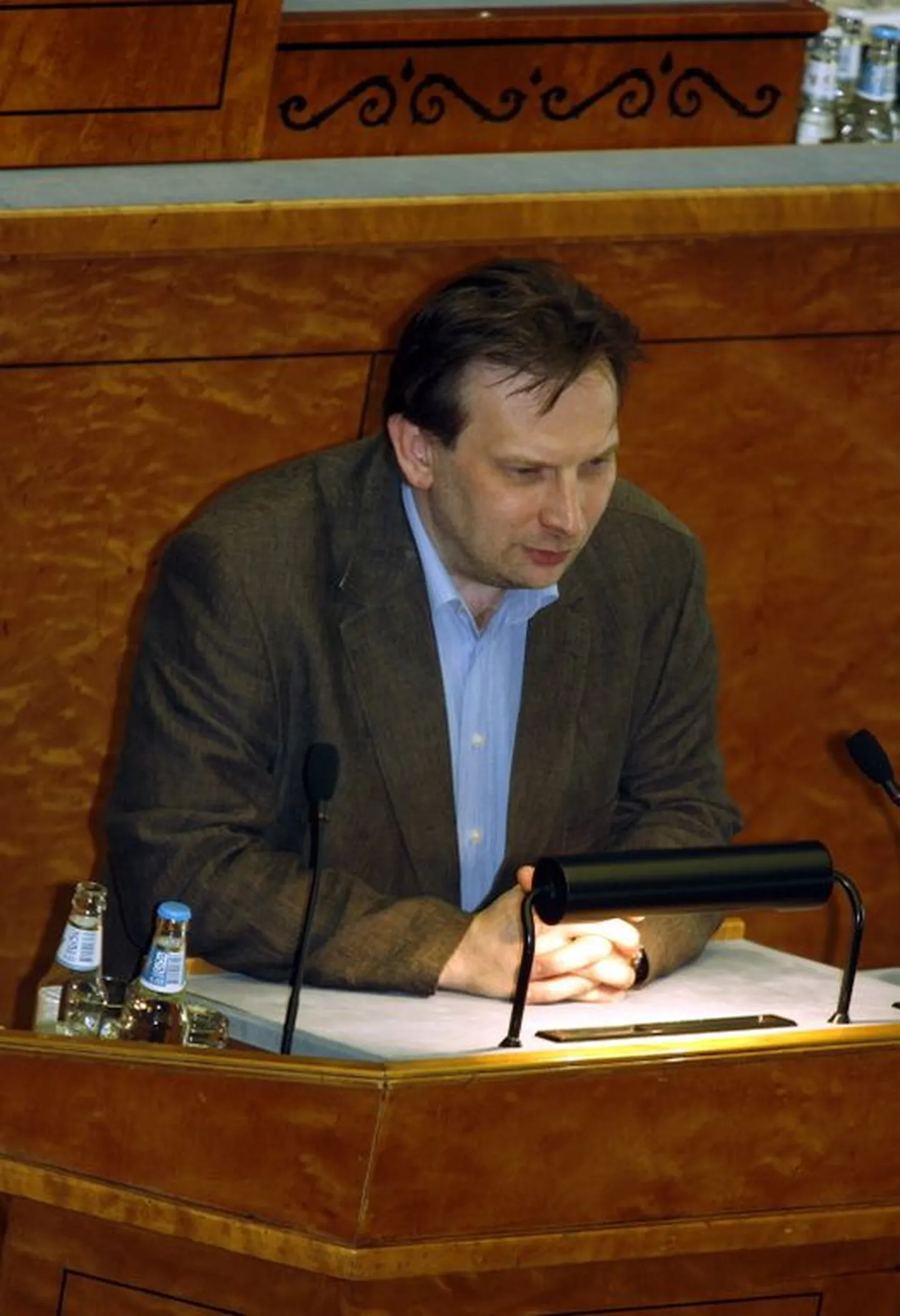 Marek Strandberg riigikogu kõnepuldis..