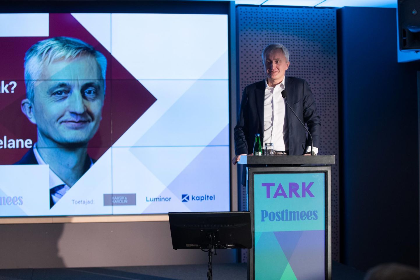 Indrek Neivelt esinemas advokaadibüroo TARK ja Postimehe aasta majanduskonverentsil "
"Risttee".