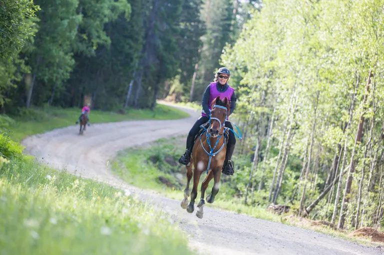 Ellen Suhr Ydstebø'd jälitab rajal Kairit Järv.