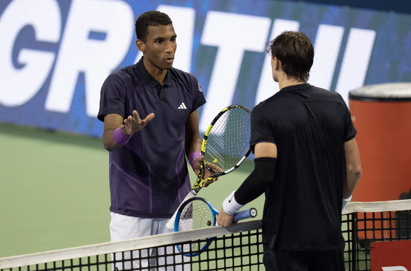 Felix Auger-Aliassime (vasakul) ja Jack Draper arutamas skandaalset pallivahetust.