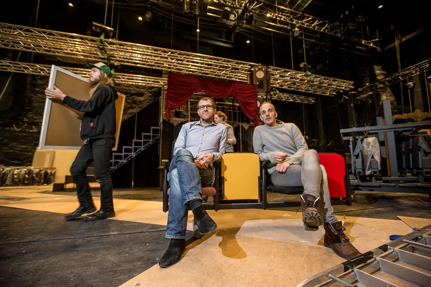 NUKU teateris käib paar päeva enne avamnist veel ehitustegevus. Teatrijuht Joonas Tartu ja kunstiline juht Taavi Tõnisson istuvad uues, Ferdinand Veike nime kandvas suures saalis renoveeritud maja avaetenduse "Emma ja ajakivi" dekoratsioonide ees.